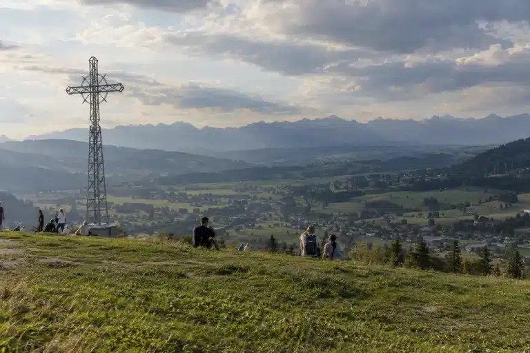 Krzyż na Litwince i panorama Podhala z Tatrami
