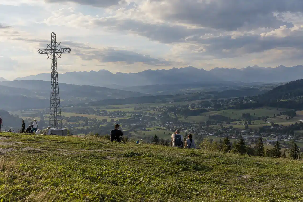 Krzyż na Litwince i panorama Podhala z Tatrami