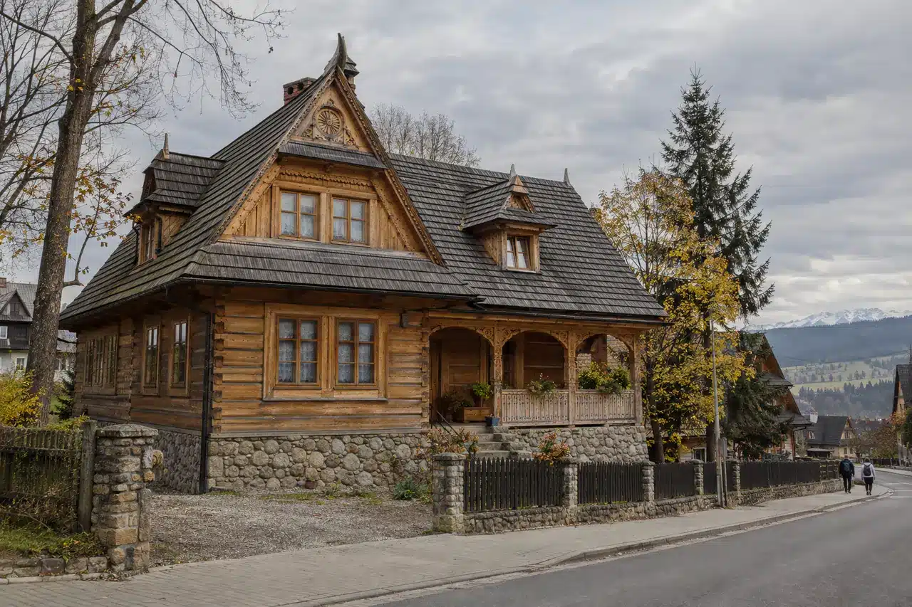 Tradycyjny drewniany dom w Bukowinie Tatrzańskiej