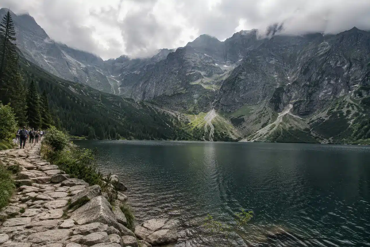 Morskie Oko i tatrzańskie szczyty widziane z kamiennej ścieżki