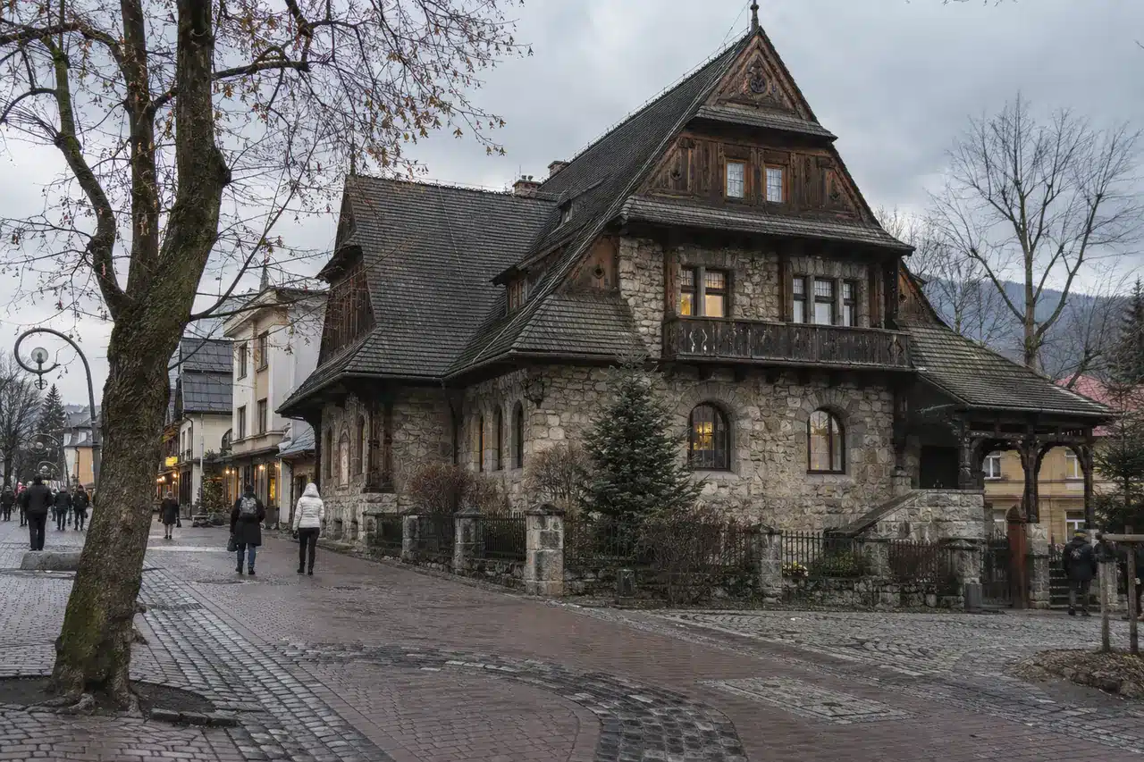 Zabytkowy budynek Muzeum Tatrzańskiego w Zakopanem