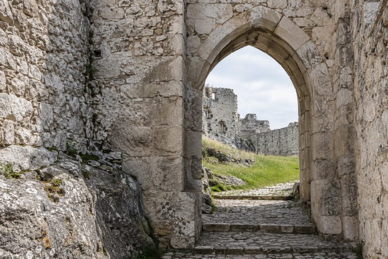 Wapienny mur i średniowieczny łuk — ilustracja architektury zamkowej Spiszu